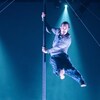 Simon Durocher-Gosselin qui fait une acrobatie sur scène.
