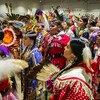 Des personnes réunies pour un festival autochtone.