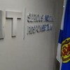 Le sigle du bureau de la SIRT sur un mur.