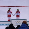 Les sœurs Chloé et Justine Dufour-Lapointe se prennent par la main avant de monter sur le podium, le 8 février 2014.
