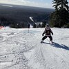 Une jeune skieuse en action au mont Kanasuta.