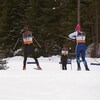 Des athlètes de ski de fond sur une piste au mont Sainte-Anne.
