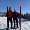 Andy Buchholtz et Alma Steyn posent avec leurs skis à Canmore.
