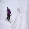 Une skieuse en pleine descente au mont Miller.