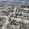 Image par drone d'un quartier de maisons semi-détachées.