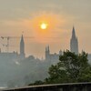 Une vue lointaine du parlement enveloppé dans un épais smog. Lueur jaunâtre du soleil.