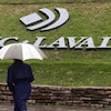 Un homme passe devant le logo de la compagnie SNC-Lavalin