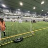 Des jeunes jouent au soccer. 