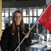 La patineuse de vitesse Sofia Bieber porte le drapeau du Manitoba.