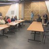 Des personnes assistent à une présentation