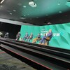 Des intervenants assis sur des chaises sur une scène au Sommet de l'aluminium.