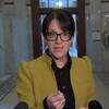 Sonia LeBel, en point de presse avec les journalistes.