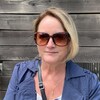 Sonya LeGresley assise sur un banc.