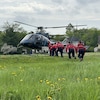 Une partie de la nouvelle cohorte de 50 pompiers forestiers de la SOPFEU s’entraîne en banlieue de Québec. Ils doivent apprendre à embarquer à bord d’un hélicoptère pour évacuer en situation d’urgence.