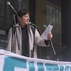 La comédienne Sophie Cadieux a pris la parole lors de la manifestation des artistes pour dénoncer le sous financement du milieu culturel le 18 avril.