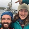 Sophie Laliberté et John Michael Cotgrave sourient sur leur voilier.