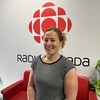 Sophie Roberge est dans l'entrée des locaux de Radio-Canada à Rouyn-Noranda.