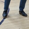 Un gros plan sur des souliers de danse avec des plaquettes de métal mobiles.