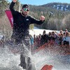 Un homme traverse un bassin d'eau sur des skis.