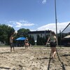 Des joueurs de volleyball sur une plage.