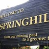 La pancarte qui accueille les gens à Springhill évoque l'intérêt de la communauté vers les énergies renouvelables.