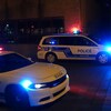 Des voitures de police avec les gyrophares allumés. 