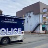 Le poste de commandement de la police de Montréal tout près de l'immeuble où s'est produit le drame sur l'avenue Saint-Laurent.