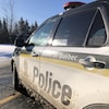 Une voiture de la Sûreté du Québec sur une route enneigée.
