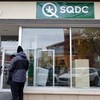 Quelques personnes dans la succursale de la SQDC de Rimouski