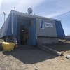 La station de pompage de la communauté innue d'Ekuanishit, un bâtiment en tôle sur une butte de sable. 