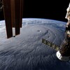 Une photo prise la SSI sur laquelle on peut voir la Terre à partir de l'espace, et plus précisément l'ouragan Lane.