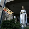 Un message remerciant les travailleurs de la santé à côté d'une statue de Marie à l'extérieur d'une maison de soins.