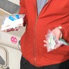 Une personne tient deux sacs de drogue.