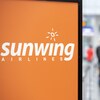 Une affiche de la compagnie aérienne Sunwing à l'aéroport de Montréal le 20 avril 2022.