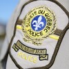 L'écusson de la Sûreté du Québec sur la manche de l'uniforme d'un agent. 