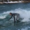 Un surfeur de rivière en train de surfer sur une vague.