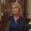 Suzanne Roy dans une mêlée de presse à l'Assemblée nationale.
