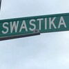 Le nom de Swastika Trail sur un panneau routier.