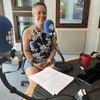Sylviane Legault en entrevue dans le studio de Radio-Canada à Rouyn-Noranda.