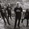 Les membres du groupe Voïvod se trouvent à l'extérieur. 