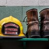 De l'équipement de pompier volontaire sur une étagère.