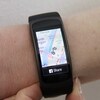 Une montre de type GPS permet de voir une carte sur l'écran ainsi qu'un drapeau épinglé à un endroit précis. 