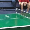 Une balle sur une table de ping-pong