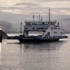 Un navire sur la rivière Saguenay qui arrive bientôt au port; on peut voir de la brume autour du navire.