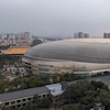 Un grand stade couvert en forme de pastille, à Taipei, à Taïwan.