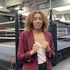 Tammara Thibeault devant un ring de boxe.