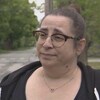 La résidente de Sandy Cove participe à une distribution d'objets de première nécessité pour les personnes déplacées.
