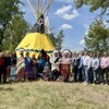 Cérémonie de transfert d'un tipi peint traditionnel des Pieds-Noirs à Okotoks, en Alberta, en juin 2023.