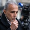 Tariq Ramadan est entouré de caméras.