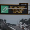Une affiche sur la route invitant les Ontariens à se faire vacciner contre la COVID-19.